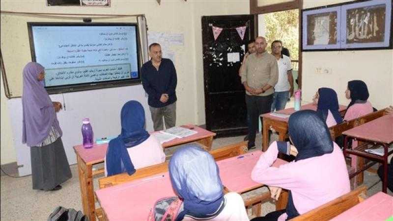 محافظ أسيوط يتفقد مدرستي الجامعة الثانوية والإعدادية لمتابعة انتظام العملية التعليمية
