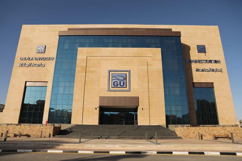 وفد قيادات التعليم العالى وجامعة الجلالة يزور الطلاب المُصابين بمجمع السويس الطبى