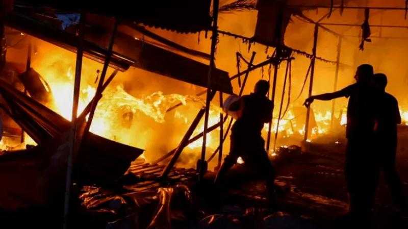 الاحتلال الإسرائيلي يقصف خيمة تؤوي نازحين بمدينة دير البلح وسط قطاع غزة