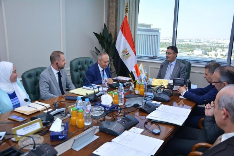 وزير التموين يعقد اجتماعاً مع بعثة البنك الدولي لتعزيز التعاون في مجالات الحماية الاجتماعية