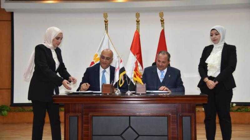 محافظ بورسعيد يُوقع مُلحق عقد ”مشروع تطوير حي الضواحي 4” مع جهاز تنمية المشروعات