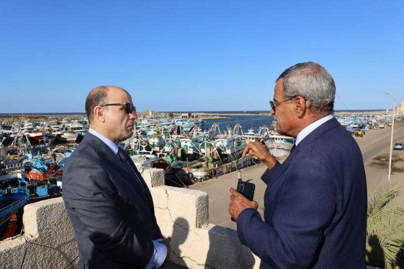 محافظ كفر الشيخ يتفقد ميناء الصيد بالبرلس ومنطقة الحواجز ومصدات الأمواج