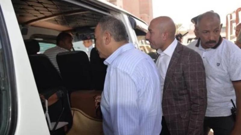 محافظ أسيوط يتفقد مجمع مواقف المعلمين للتأكد من الالتزام بالتعريفة الجديدة