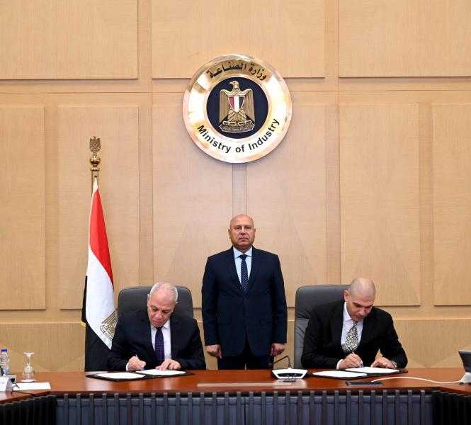 وزير الصناعة يشهد توقيع برتوكول تعاون لتقديم الخدمات الهندسية لمشروعات تنمية الصعيد