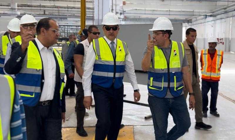 وزير قطاع الأعمال العام يتفقد مشروعات التطوير بشركة النصر للسيارات.. والعملية الإنتاجية بمصنع المركبات التجارية