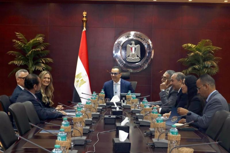 وزير الاستثمار يلتقي وفد شركة مرسيدس-بنز إيجيبت
