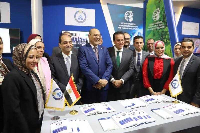 نائب رئيس الوزراء ووزير العمل يتفقدان معرض المؤتمر العالمي للسكان والصحة والتنمية البشرية