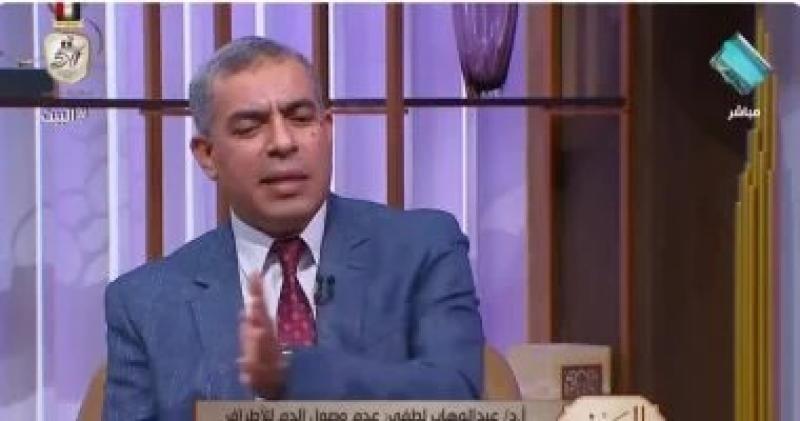 أستاذ باطنة يحذر من هذه التصرفات لحل مشكلة برودة الأطراف