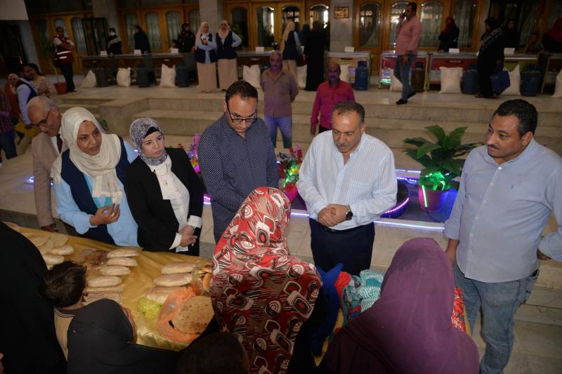 محافظ أسيوط يسلم 40 ماكينة خياطة وفرن منزلي للسيدات الأرامل والمعيلات| صور