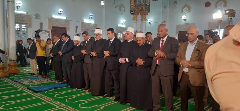 وزير الأوقاف والمفتي والمحافظ يؤدون صلاة الجمعة بمسجد بدر بالسويس|صور
