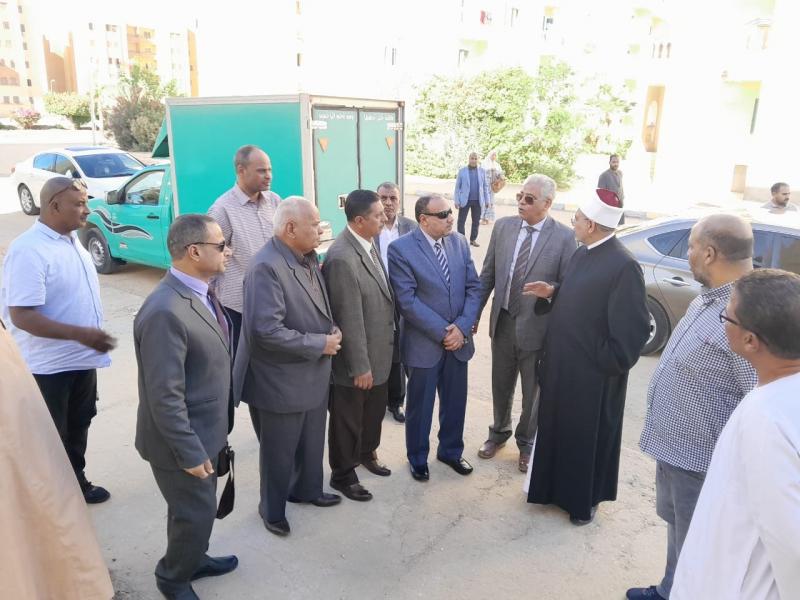 رئيس جامعة الأزهر يصل المدينة الجامعية للطالبات بالأقصر.. بعد ادعاءات التسمم