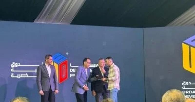 رئيس الوزراء يسلم عقود وحدات المبادرة الرئاسية لتطوير عواصم المحافظات