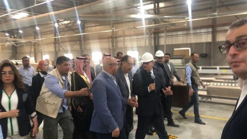 مدبولي يتفقد مصنع أثاث في محافظة السويس