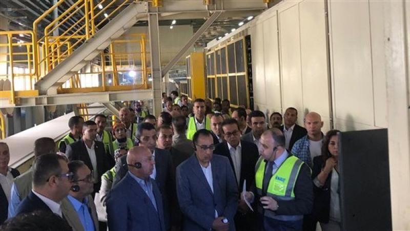 رئيس الوزراء يتفقد مصنعا لإنتاج ألواح الجبس في السويس|صور