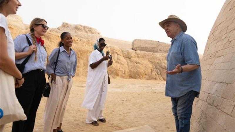 زاهي حواس يشرح أسرار الأهرامات وأبو الهول للممثلة الأمريكية جودي تورنر سميث