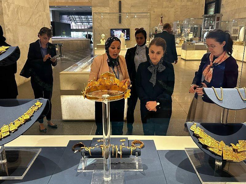 تفاصيل زيارة وزيرة الخارجية الرومانية للمتحف القومي للحضارة المصرية.. صور