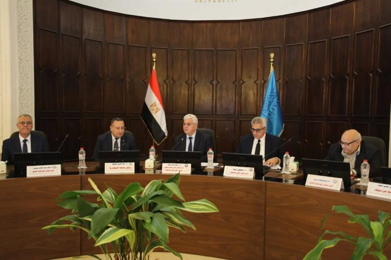 وزير التعليم العالي يعلن إدراج 35 جامعة مصرية في تصنيف التايمز بالنسخة العامة