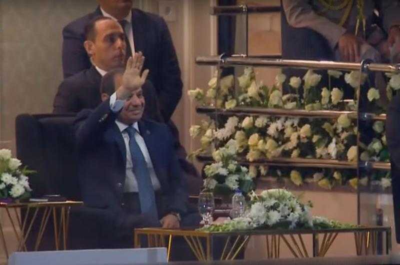 الرئيس السيسي يحيي عددا من الشخصيات الملهمة في الوطن خلال احتفالية اتحاد القبائل والعائلات المصرية