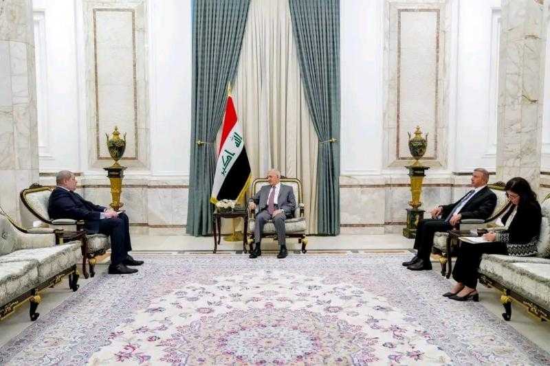 سفير مصر ببغداد يسلم الرئيس العراقي دعوة للمشاركة في افتتاح المنتدى الحضري العالمي