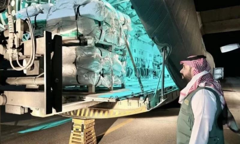 مغادرة الطائرة الإغاثية السعودية الثالثة عشرة لمساعدة الشعب اللبناني