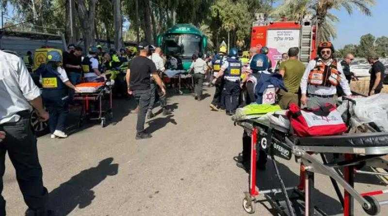 50 مصابا بينهم 20 جنديا في عملية دهس قرب قاعدة جليلوت شمال تل أبيب