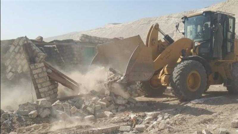 إزالة 12 حالة تعد على أراض زراعية وأملاك دولة بمركزي أسيوط وديروط