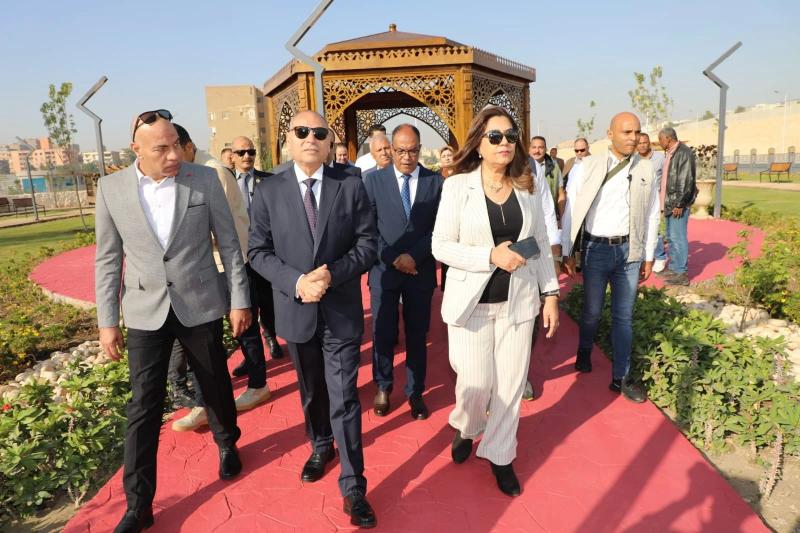وزيرة التنمية المحلية ومحافظ القاهرة يفتتحان حديقة الفيروز بالمقطم