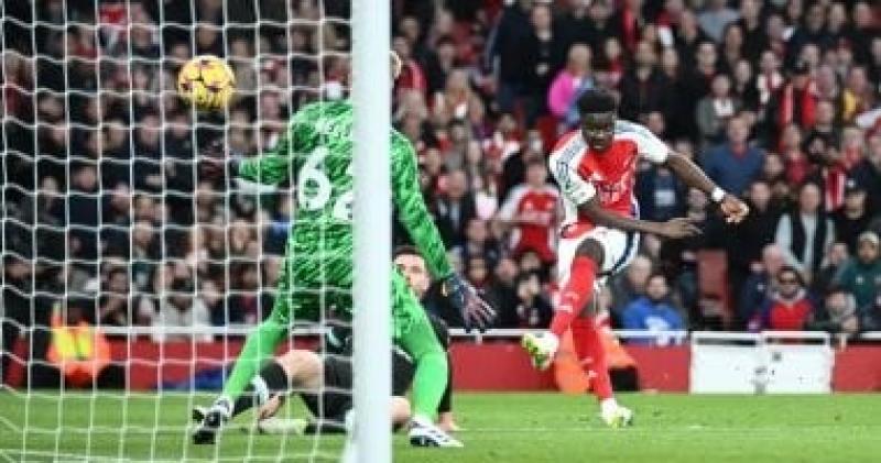 أرسنال يتقدم على ليفربول 2-1 في شوط مثير بالدوري الإنجليزي