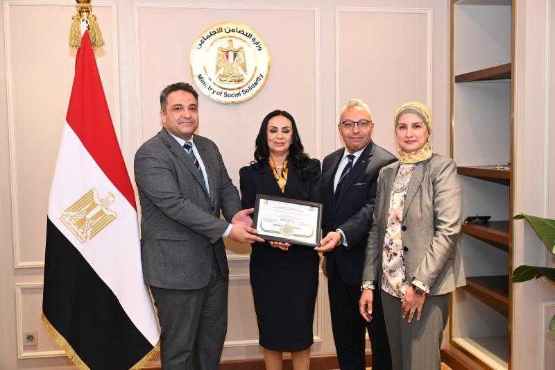 ”التضامن” تتسلم شهادة الهرم الأخضر من ”قومي البحوث الإسكان” لإنشاء أول حضانة صديقة للبيئة