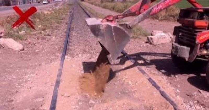 النقل تناشد المواطنين بعدم إقامة معابر غير شرعية على قضبان السكك الحديدية وعدم العبور منها