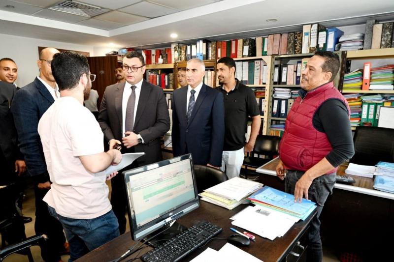 وزير الإسكان يقوم بزيارة مفاجئة لمتابعة سير العمل بجهاز ”القاهرة الجديدة”