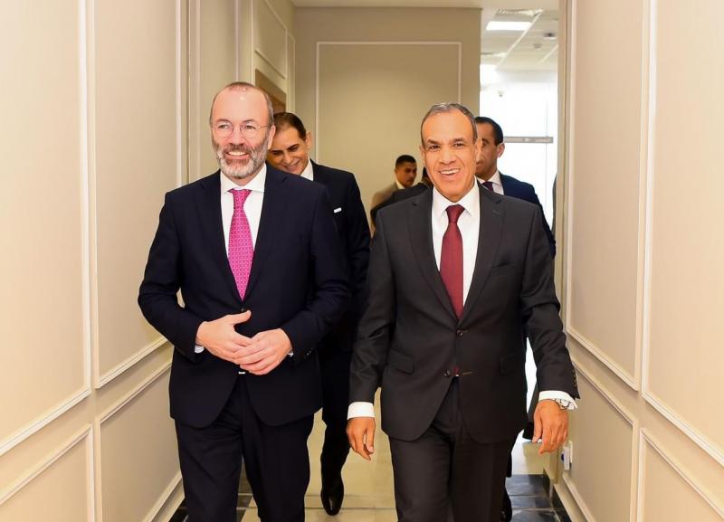 وزير الخارجية والهجرة يستقبل رئيس مجموعة حزب الشعب الأوروبي