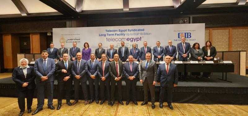 بينها ”مصر والأهلي”.. تحالف يضم 13 بنكا يمنح ”المصرية للاتصالات” تمويلا بقيمة 18 مليار جنيه