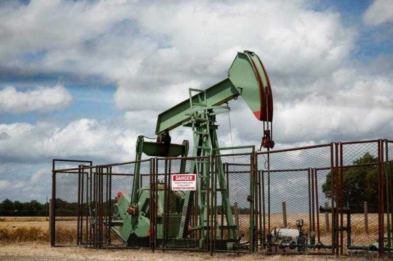 استقرار أسعار النفط بعد تراجع 6% والتركيز على الشرق الأوسط