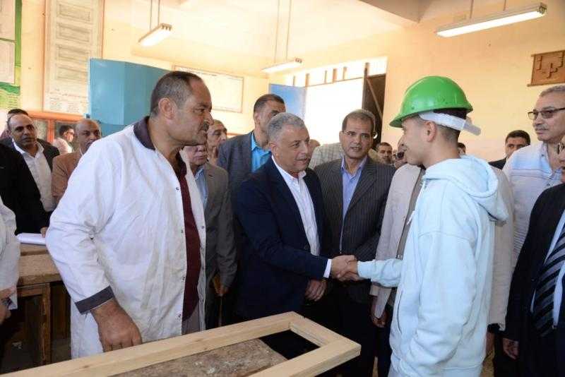 محافظ الإسماعيلية يتفقد ورش التدريب العملي بمدرسة فنية في التل الكبير