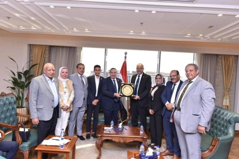 وزير العمل يستقبل عضوين من لجنتي التعليم والدفاع والأمن القومي وقيادات حزب ”شعب مصر”