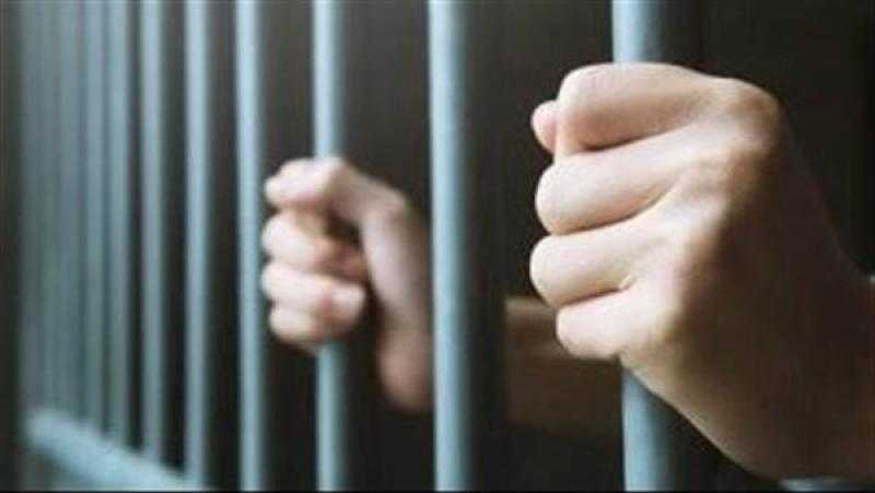 سيدة تتهم مدرسا بالاعتداء على ابنها بالقاهرة.. ”خنقه في الفصل”