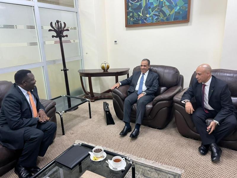 وزير الخارجية والهجرة يصل إلى أوغندا ويعقد مباحثات مع نظيره الأوغندي