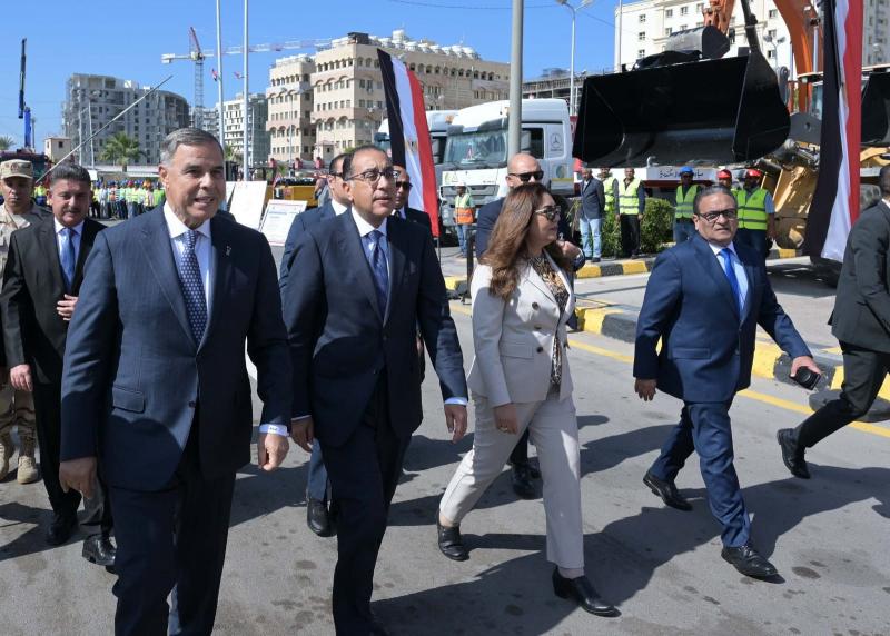 محافظ الإسكندرية: تنفيذ عدة سيناريوهات للتعامل مع نقاط تجمع الأمطار بالمحافظة
