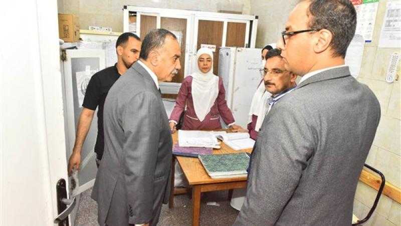 محافظ أسيوط يفاجئ العاملين بمستشفى ”الشاملة” لمتابعة انتظام العمل والخدمات