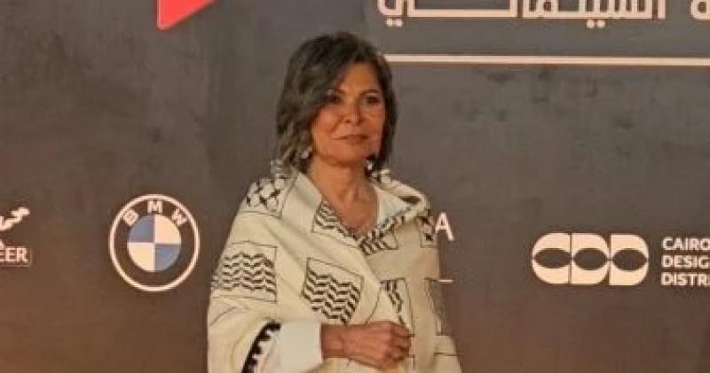‎سلوى محمد على بالشال الفلسطيني فى ختام مهرجان الجونة