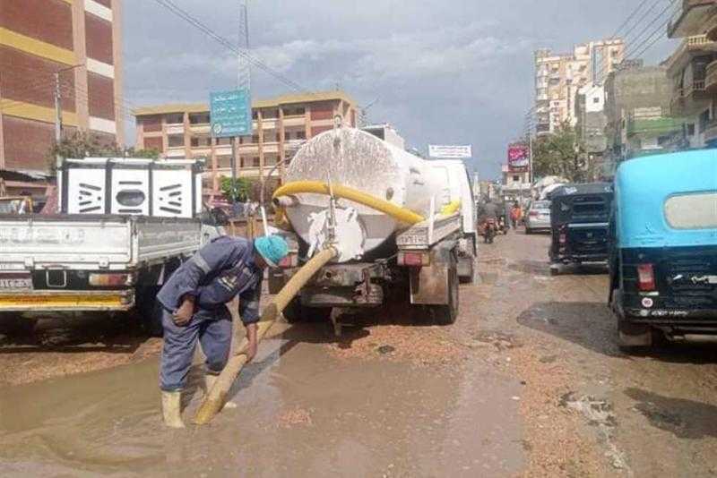محافظ كفر الشيخ يتابع أعمال كسح مياه الأمطار بمصيف بلطيم