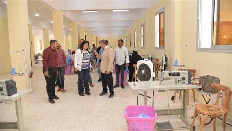 محافظ أسيوط يشهد تشغيل مشغل الخياطة والتطريز بالمجمع الصناعي الحرفي بقرية الشامية