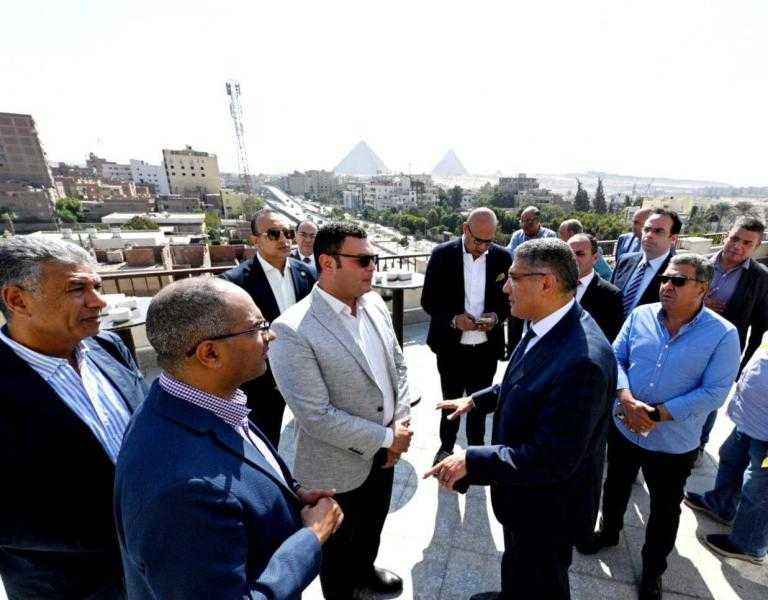 وزير الإسكان ومحافظ الجيزة يستعرضان مخطط تطوير المنطقة المحيطة بالأهرامات