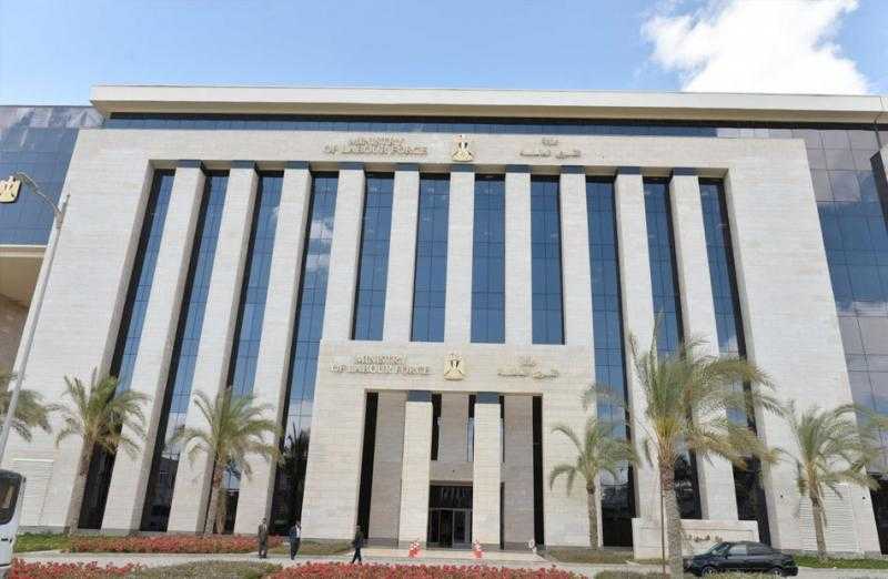 العمل: نجاح مفاوضات جماعية واسترداد حقوق عمال بشركات قطاع خاص ببورسعيد