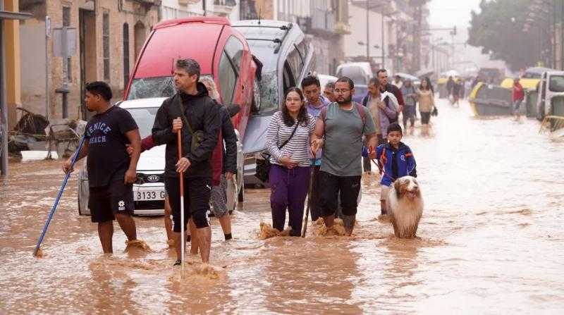 السلطات الإسبانية تنشر آلاف الجنود الإضافيين في فالنسيا بعد الفيضانات