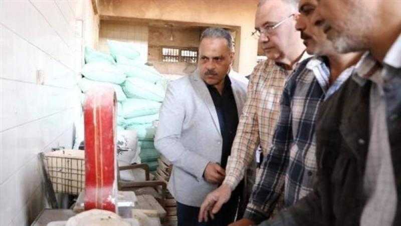 محافظ الشرقية يُفاجئ مخابز مدينة القنايات للاطمئنان على جودة ووزن رغيف الخبز