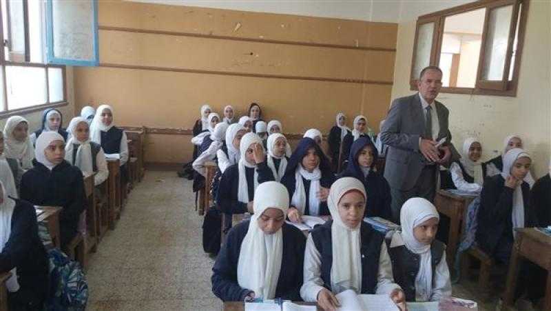 وكيل التعليم بأسيوط يتفقد بعض المدارس بمركز أبنوب للاطمئنان على سير العمل