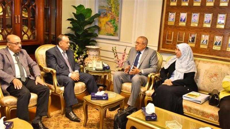 محافظ أسيوط يعقد لقاء تعريفياً مع فريق عمل برنامج ”أسرة”