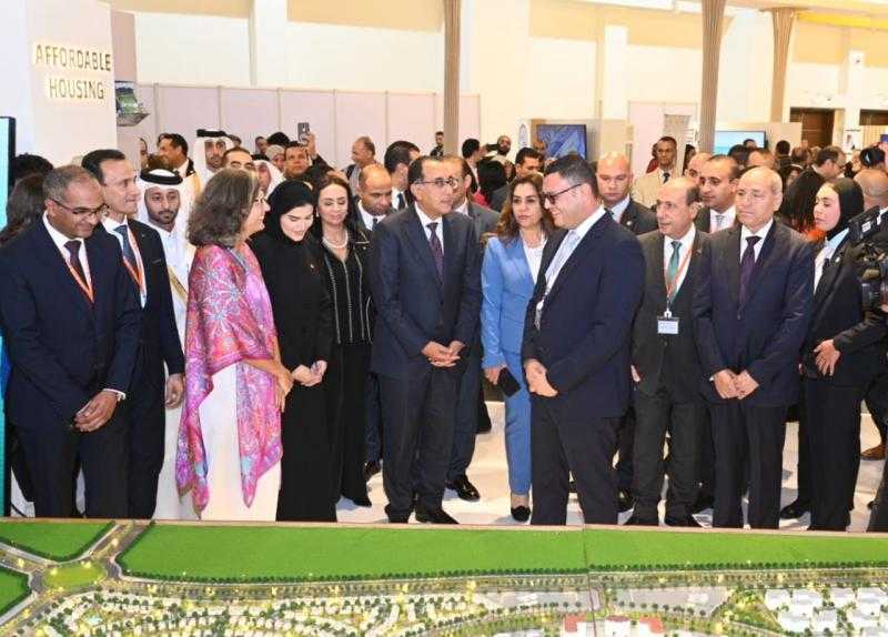 وزير الإسكان يشارك في المعرض المصاحب للمنتدى الحضري العالمي.. صور